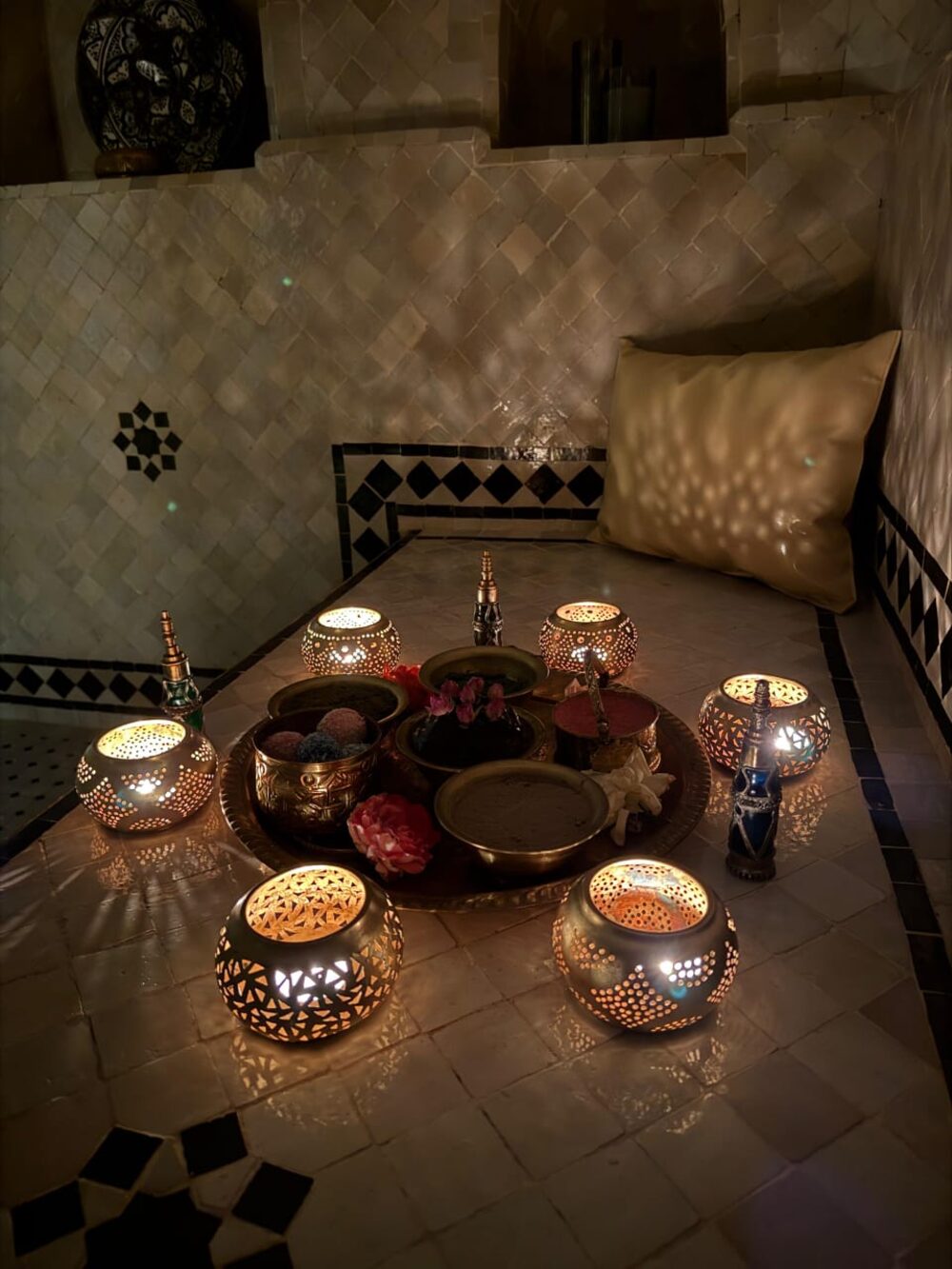 Plateau de soin hammam aux bougies, savon noir et ghassoul, préparé pour une séance M&M SPA à Marrakech
