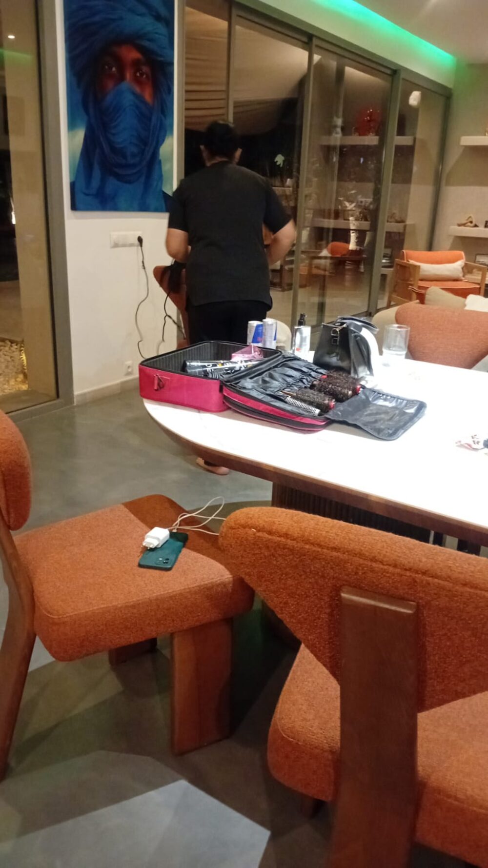 Trousse de coiffure et de maquillage professionnelle installée pour une prestation beauté à domicile M&M SPA