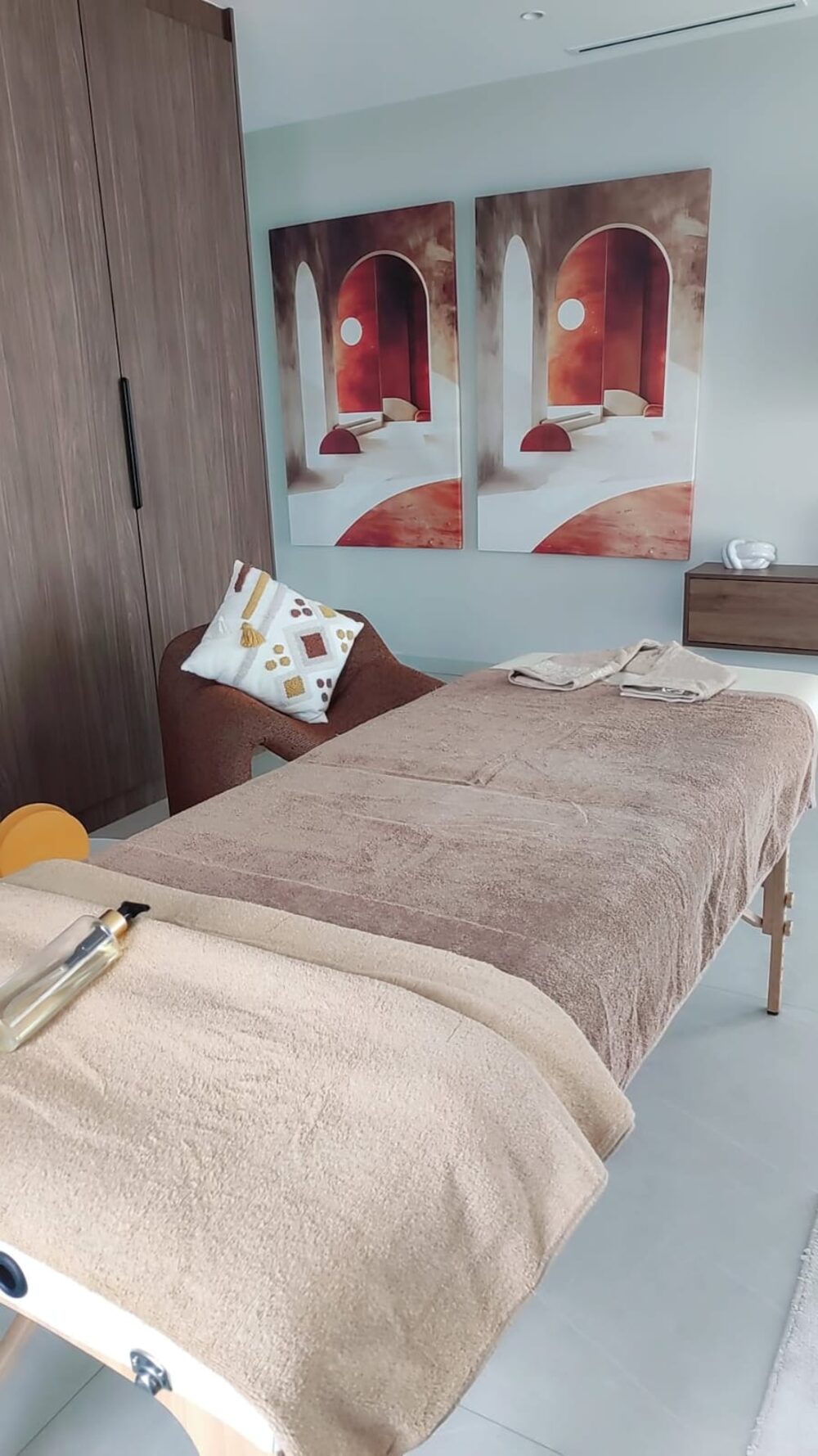 Table de massage dressée dans une chambre moderne à Marrakech avant une séance M&M SPA